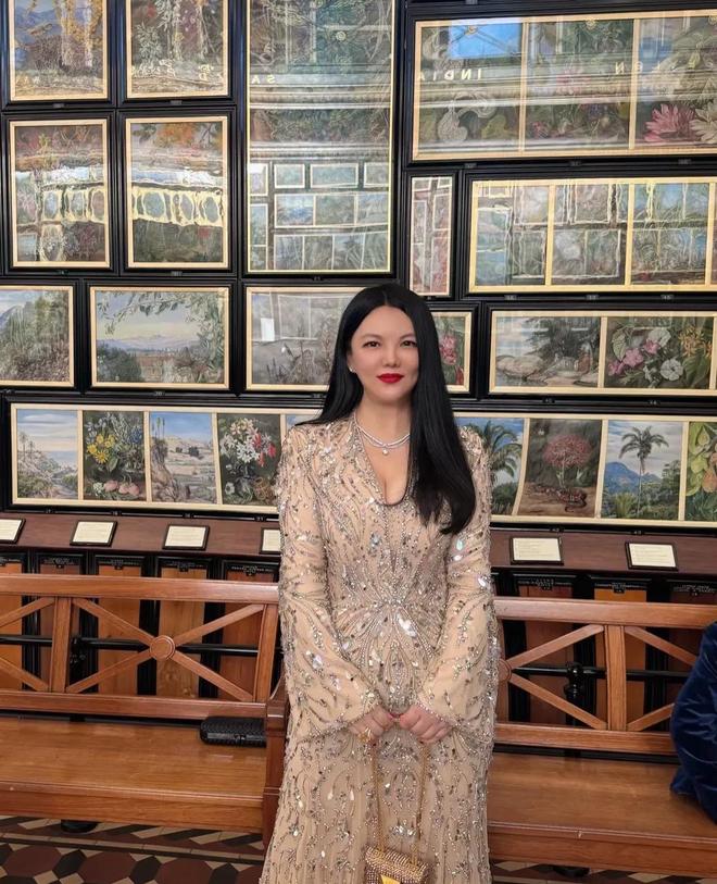 李湘母女和英王室成员同框！一身亮片礼服像贵妇大赞卡米拉王后