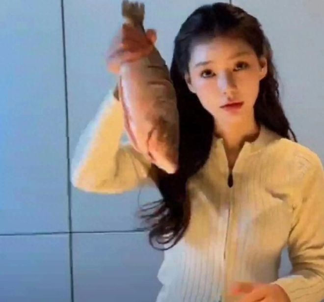 马筱梅更新动态！在北京的家下厨做红烧鱼！汪小菲有口福了！